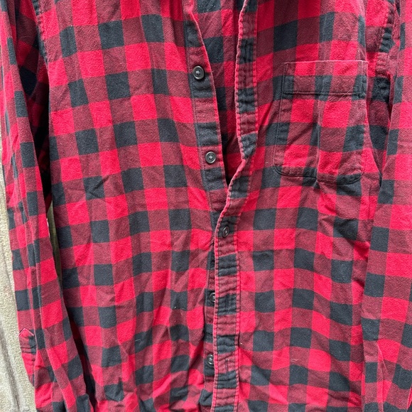 Uniqlo Red and Black Checkered Plaid Button Down Collared Shirt - Picture 3 of 6